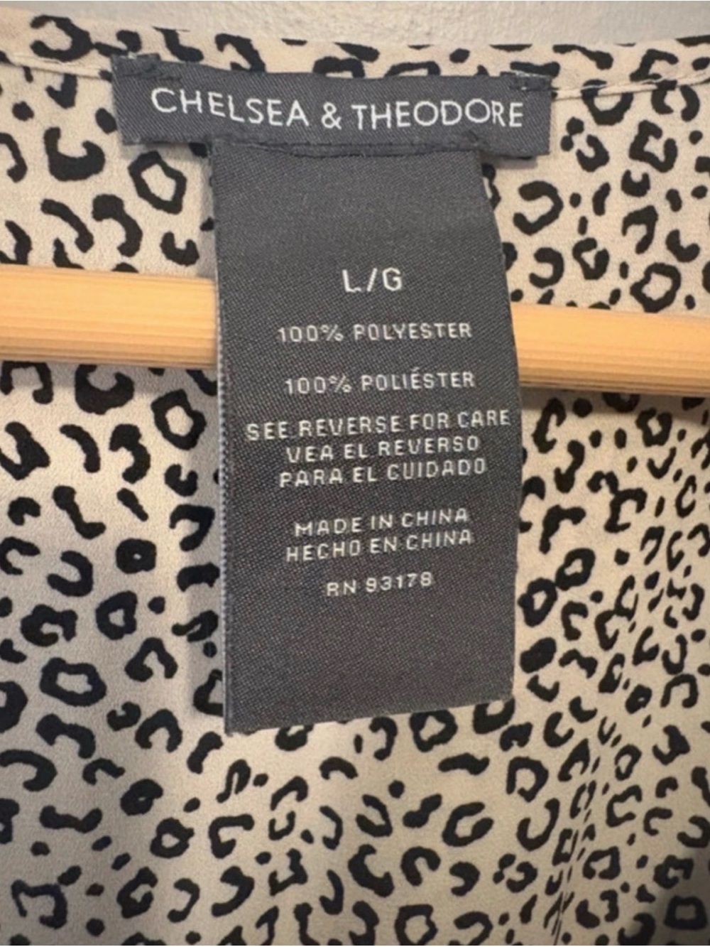 Chelsea & Theodore Cream and Black Leopard-Print V-Neck Blouse Large - Picture 4 of 4